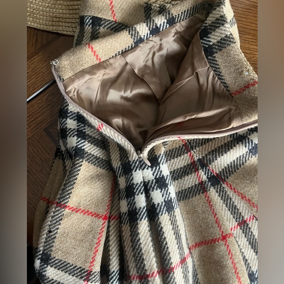 (SIZE 6) AUTHENTIC BURBERRY MINISKIRT LAMBSWOOL
Burberry vintage lambswool skirt - Picture 6 of 6
